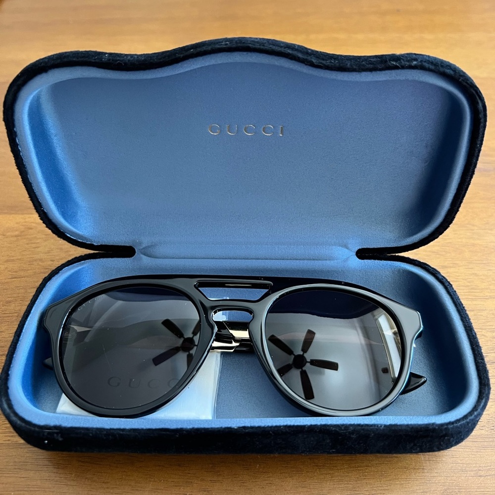 GUCCI sunglasses with case and cloth